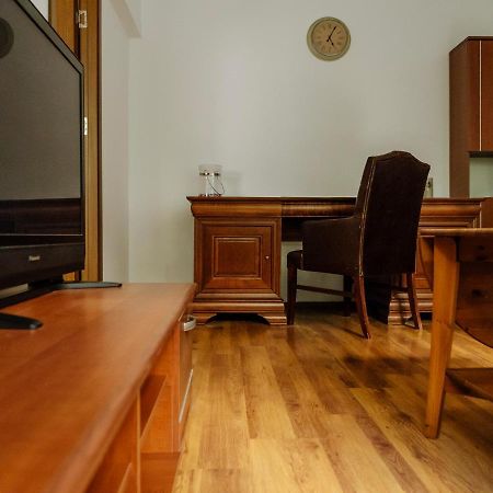 Old Town Historic Apartment With Backyard Mini Park Bucharest Exterior photo