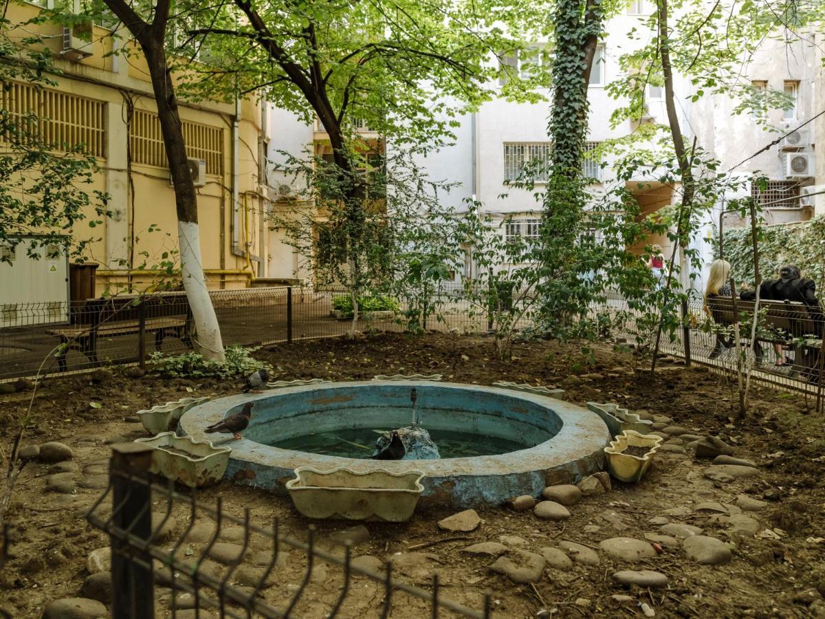 Old Town Historic Apartment With Backyard Mini Park Bucharest Exterior photo